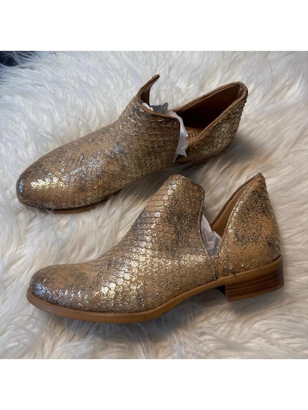 Sundance Metallic Gold cutaway ankle boots. Sz 8